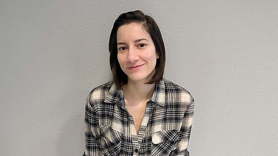 Portrait of Sofia in front of a woodchip wall